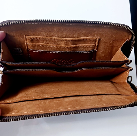 Patricia Nash leather zippered wallet. 8.5'x4'. Mint condition - Picture 2 of 3